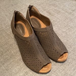 GIANI BERNINI smoky grey peep toe 3 inch heel shoe size 10